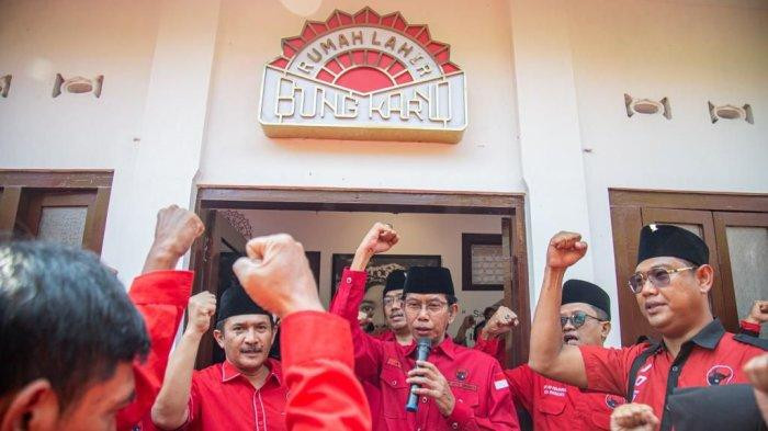 Kunjungi Rumah Lahir Bung Karno, Kader PDIP Kota Yogyakarta Dihadiahi Buku “Penyambung Lidah Rakyat”