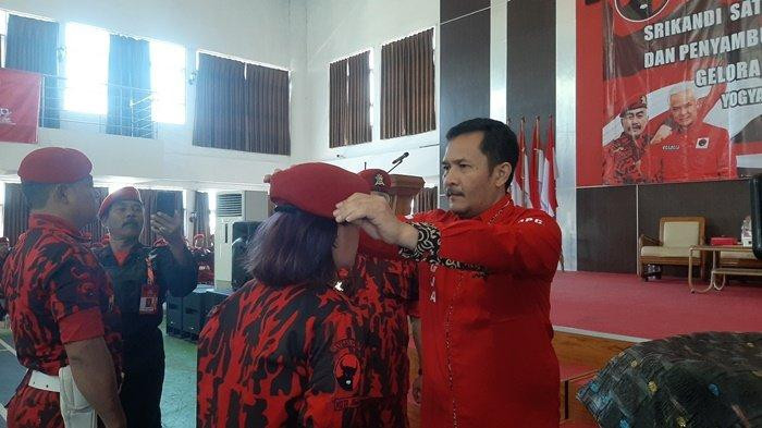 jogja.tribunnews.com - Ketua DPC PDIP Kota Yogyakarta Eko Suwanto Lantik Srikandi Satgas Andhika Wiratama untuk Pemilu 2024
