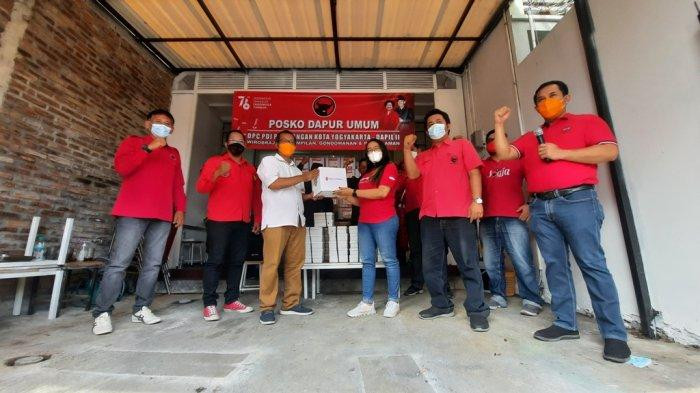 Perluas Sasaran, Dapur Umum PDIP Kota Yogyakarta Bagi Bantuan Paket Medis untuk Anak