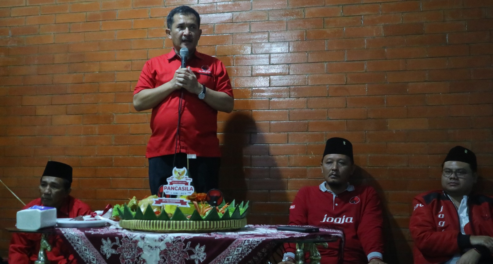 gesuri.id - Banteng Kota Yogyakarta Gelar Sarasehan & Tumpengan