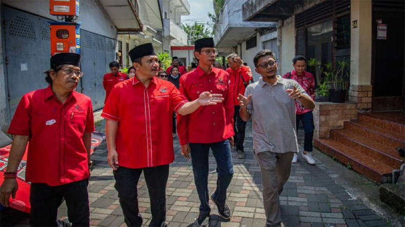 pdiperjuangan-jatim.com - Kunjungi Rumah Kelahiran Bung Karno, Banteng Yogya Dihadiahi Buku “Penyambung Lidah Rakyat”